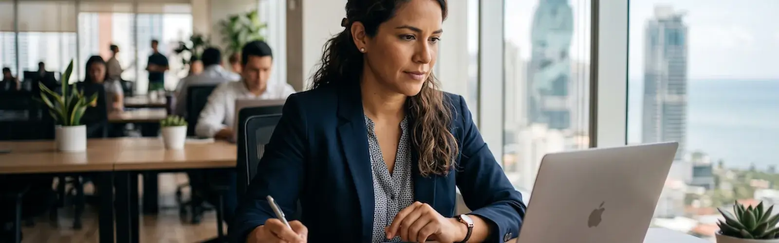 Consultora revisando su negocio en la computadora, Ciudad de Panamá